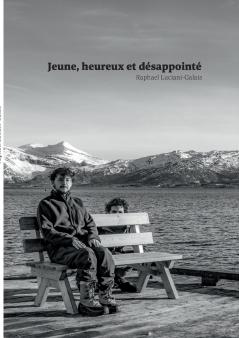 Jeune heureux et désappointé