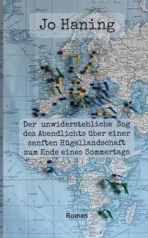 Der unwiderstehliche Sog des Abendlichts über einer sanften Hügellandschaft zum Ende eines Sommertags