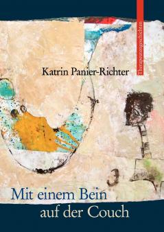 Mit einem Bein auf der Couch