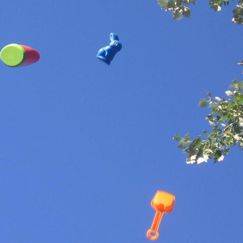 Dinge fliegen durch die Luft