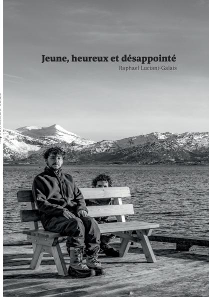 Jeune heureux et désappointé