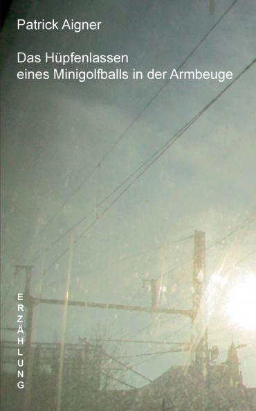 Das Hüpfenlassen eines Minigolfballs in der Armbeuge