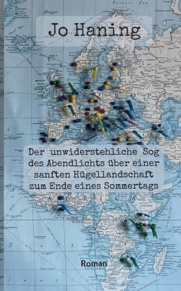 Der unwiderstehliche Sog des Abendlichts über einer sanften Hügellandschaft zum Ende eines Sommertags