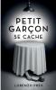 Petit garçon se cache