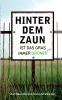 Hinter dem Zaun ist das Gras immer grüner