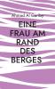 Eine Frau am Rand des Berges